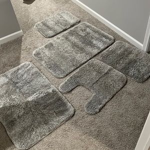 5 piece light grey silver bath mat set. Two large two small and toilet mat.